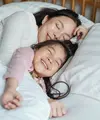 Waktu sebelum tidur merupakan momen yang tepat untuk memberikan ruang tenang bagi anak agar mereka dapat menyampaikan perasaan, mengekspresikan diri, membicarakan keraguan atau ketakutan, menceritakan hal-hal lucu yang mereka alami, atau berbagi momen favorit mereka sepanjang hari. (Sumber: Pexels).