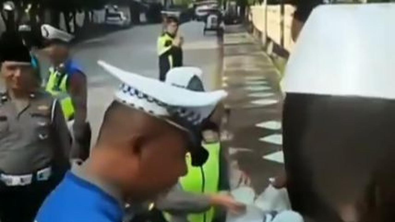 "Ini rencana mau bagi-bagi takjil tapi gak ada yang mau lewat. Orang kira <i>sweeping</i> ini,"
