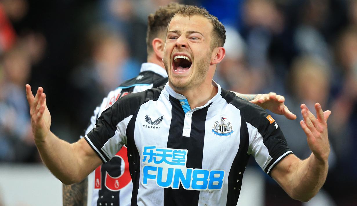 Kedudukan berubah jadi 2-1 pada menit ke-56. Penyerang the Magpies, Ryan Fraser, berhasil mencetak gol memanfaatkan bola muntah yang gagal disapu dengan baik oleh barisan lini belakang Everton. (AFP/Lindsey Parnaby)