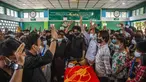 Orang-orang memberi hormat tiga jari selama pemakaman Khant Ngar Hein di Yangon, Myanmar, Selasa (16/3/2021).  Khant Ngar Hein, seorang mahasiswa kedokteran berusia 18 tahun ditembak di dadanya pada hari Minggu, 14 Maret di Tamwe, Yangon oleh pasukan keamanan selama protes anti-militer. (AP Photo)