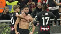 Penyerang AC Milan, Olivier Giroud (tengah) merayakan dengan rekan satu timnya setelah mencetak gol kedua timnya pada menit ke-89 ke gawang Spezia selama pertandingan lanjutan Liga Serie A Italia di stadion San Siro, di Milan, Italia, Minggu (6/11/2022). AC Milan menang tipis atas Spezia 2-1. (AP Photo /Antonio Calanni)