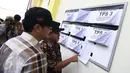 Komisioner Komisi Pemilihan Umum (KPU), Arief Budiman (kanan) dan Komisioner KPU RI Ferry Kurnia Rizkiyansyah mengecek Data Pemilih Tetap di Pulau Panggang, kepulauan Seribu, Jakarta, Sabtu (4/2). (Liputan6.com/Helmi Afandi)