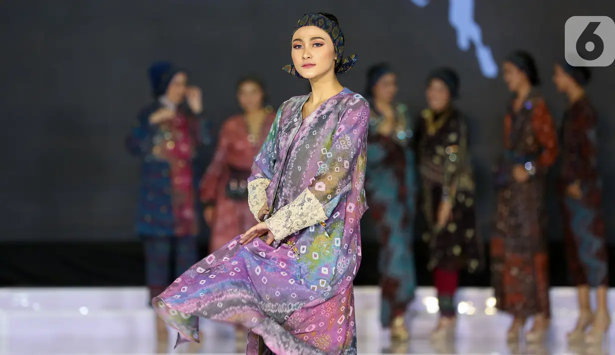 Model membawakan busana Lady in Kaftan pada Palembang Fashion Week di Palembang, Sabtu (07/3/2020). Pagelaran busana yang ketujuh mengusung tema Young and Nature diikuti 20 desainer lokal. (Liputan6.com/Fery Pradolo)