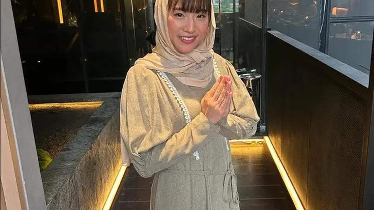 Haruka sering tampil memesona dengan hijab, membuat netizen mengira mantan member AKB48 ini telah menjadi mualaf.