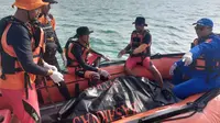 Tim SAR saat proses evakuasi jasad nelayan yang ditemukan meninggal dunia diduga tersambar petir. Foto (Humas Tim Sar Tulang Bawang)