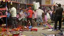 Warga saat menjarah sebuah toko di pelabuhan Veracruz, Meksiko, (4/1). Keputusan pemerintah Meksiko menaikkan harga Bahan Bakar Minyak hingga 20 persen per tanggal 1 Januari 2017 memicu amarah warganya. (AP Photo/Ilse Huesca)