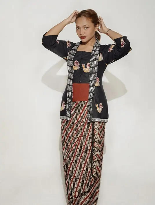 Kebaya dengan motif ayam menambah esensi gaya yang menawan. [Foto: Instagram/ Amel Carla]