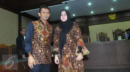 Gatot P Nugroho dan istri Evy Susanti usai menjalani Sidang Vonis di Pengadilan Tipikor Jakarta, Senin (14/3/2016). Hakim menjatuhkan hukuman penjara kepada Gatot selama 3 tahun dan denda 150 juta. (Liputan6.com/Faisal R Syam) 