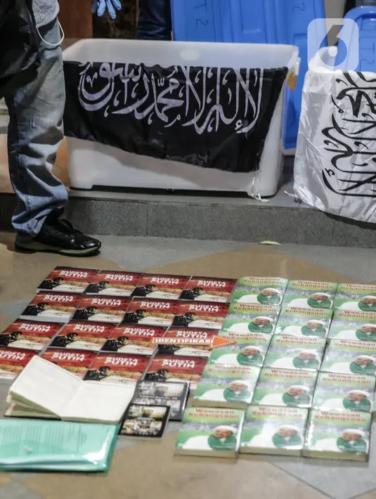Sejumlah hasil temuan saat penggeledahan di eks Kantor DPP FPI,  Jakarta, Selasa (27/4/2021). Penggeledahan tersebut usai Munarman ditangkap sore tadi di kediamannya. (Liputan6.com/Faizal Fanani)