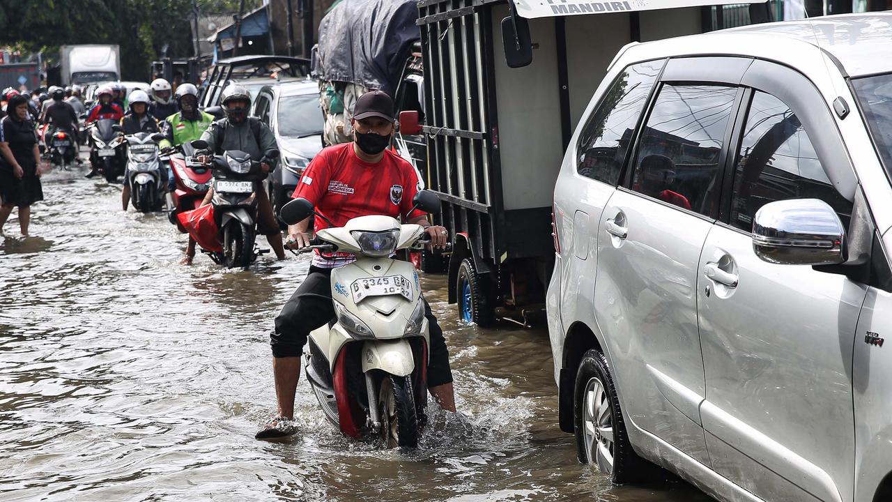 FOTO: Picu Kemacetan Parah, Begini Penampakan Banjir Masih Rendam Jalan Kamal Raya Jakarta Barat