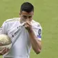 Gelandang baru Real Madrid, Reinier Jesus mencium jersey klub barunya saat presentasi dirinya di stadion Santiago Bernabeu di Madrid, Spanyol, Selasa, (18/2/2020). Reinier yang berusia 18 tahun akan dimasukkan ke tim Real Madrid Castilla. (AP Photo/Paul White)