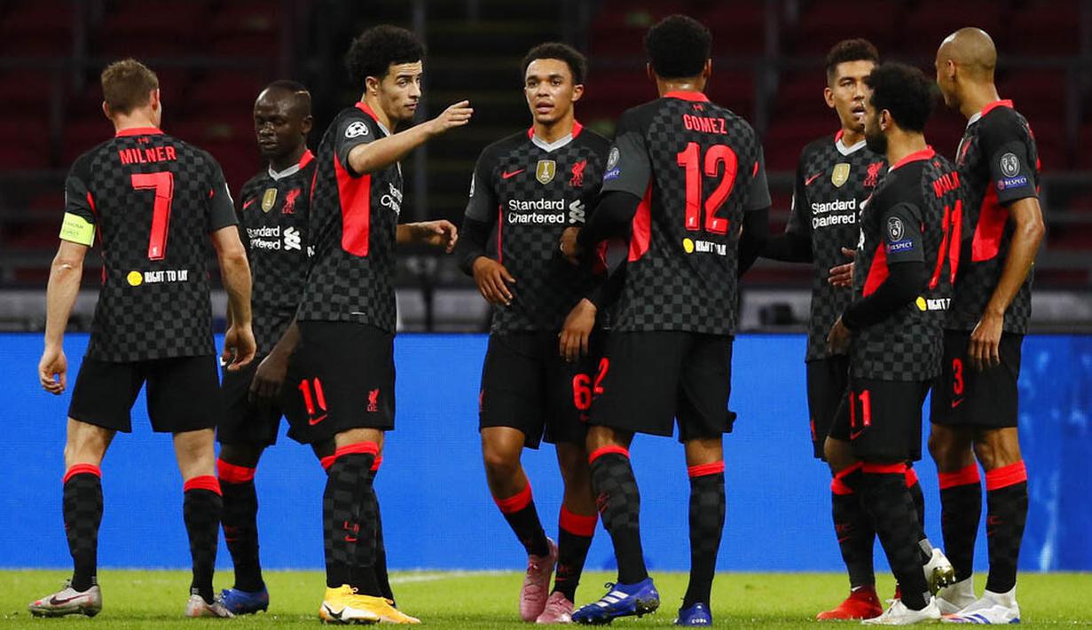 Para pemain Liverpool merayakan kemenangan atas Ajax Amsterdam pada laga Liga Champions di Stadion Johan Cruyff, Kamis (22/10/2020). Liverpool menang dengan skor 1-0. (AP/Peter Dejong)