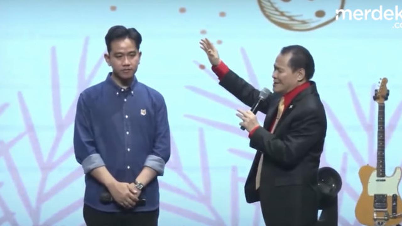 Ekspresi Wajah Wapres Gibran saat Didoakan Pendeta Bersama Umat Kristiani di Gereja Surakarta 'Nanti ada Kado Natal Untuk Anak-anak