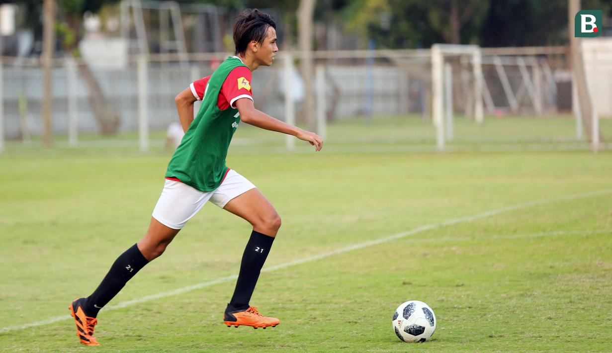 Peserta seleksi Timnas Indonesia U-17 sekaligus putra selebritas Darius Sinathrya, Lionel Nathan Sinathrya saat mengikuti seleksi Timnas Indonesia U-17 untuk Piala Dunia U-17 di Lapangan A, Senayan, Jakarta, Rabu (16/08/2023). (Bola.com/Abdul Aziz)