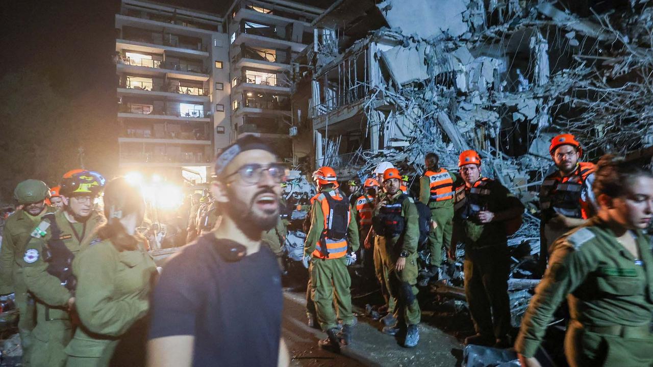 FOTO: Pembalasan Iran, Rudal Balistik Memorakporandakan Kompleks Bangunan di Kota Tel Aviv Israel