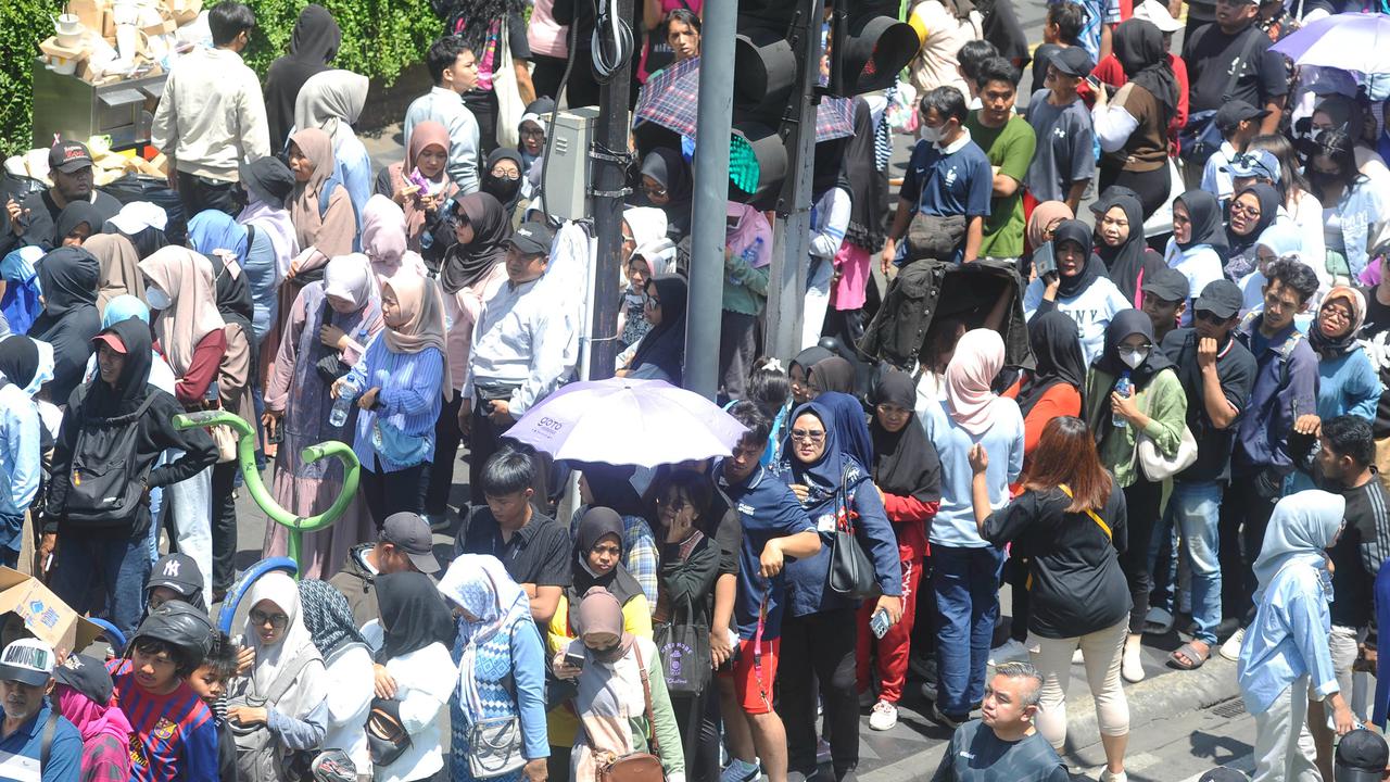 Warga serbu stand UMKM yang ramaikan pesta rakyat Prabowo-Gibran