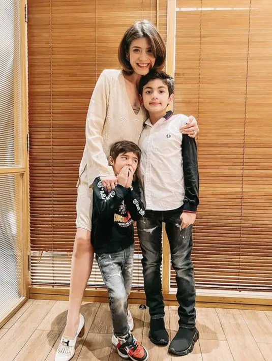 <p>Rambut pendeknya membuat tampilannya begitu segar dan memesona. [Foto: Instagram/ Carissaputeri]</p>