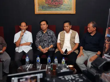 Pengamat ekonomi politik, Ichsanuddin Noorsy (kedua kiri) berbicara pada diskusi Membongkar Rahasia Terdalam Freeport di Jakarta, Minggu (22/11/2015). Diskusi menghadirkan sejumlah tokoh politik dan ekonomi. (Liputan6.com/Helmi Fithriansyah)