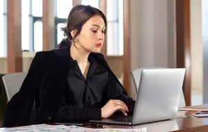 11 Ciri Kepribadian Orang yang Suka Lupa Makan Saat Sibuk, Bukan Sekadar Terlalu Fokus