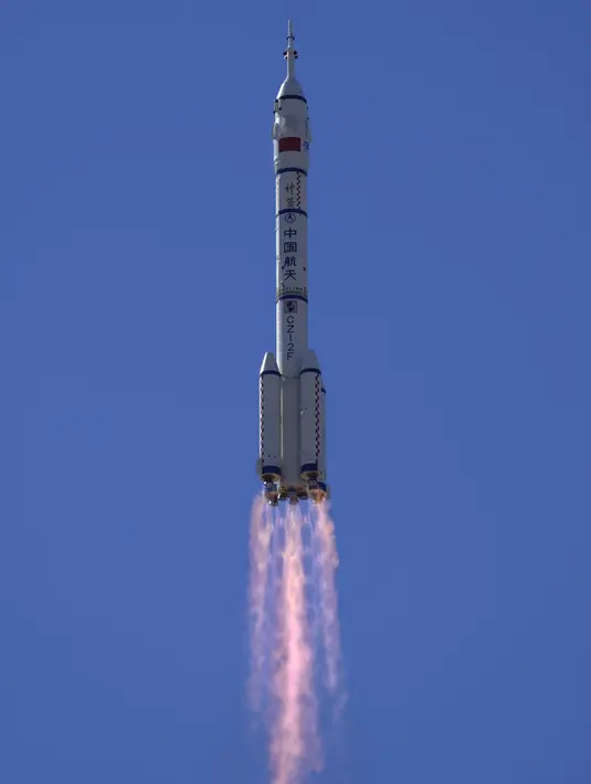Roket Long March-2F Y12 yang membawa pesawat ruang angkasa Shenzhou-12 lepas landas dari Pusat Peluncuran Satelit Jiuquan, Kamis (17/6/2021). Misi Shenzhou-12 rencana ambisius China untuk jadi satu-satunya negara yang memiliki dan menjalankan stasiun luar angkasanya sendiri. (AP Photo/Ng Han Guan)