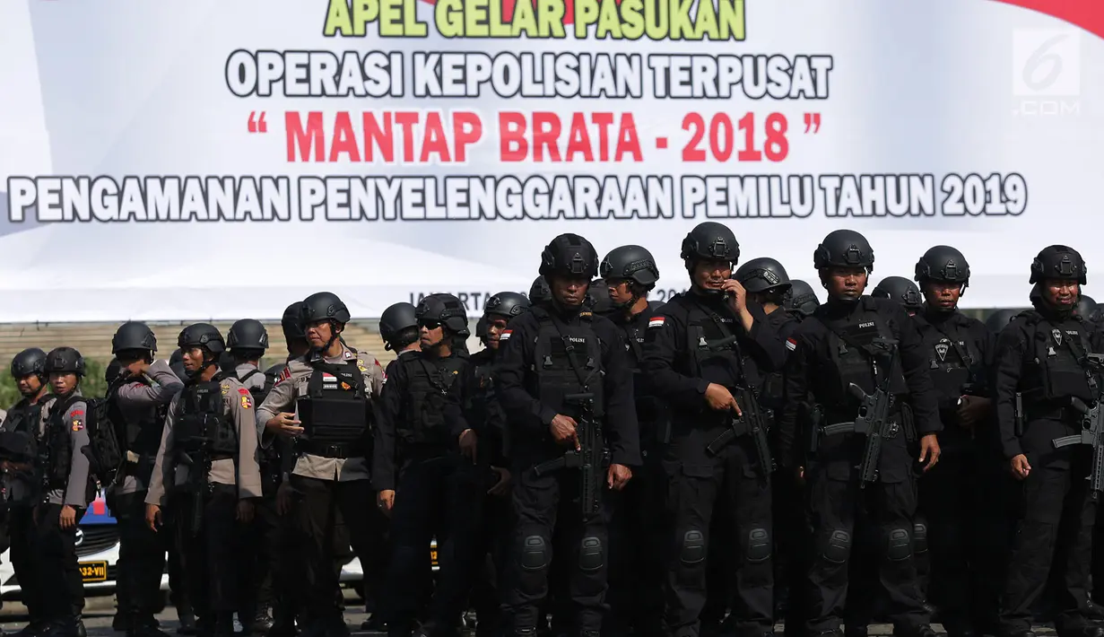 Personel Polri mengikuti apel gabungan Penyelenggara Pemilu 2019 di Lapangan Monas, Selasa (18/9). Apel yang diikuti 3.000 personel TNI Polri itu dipimpin Kapolri Jenderal Tito Karnavian dan Panglima TNI Marsekal Hadi Tjahjanto. (Merdeka.com/Imam Buhori)
