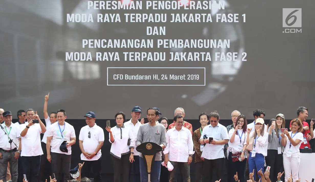 Presiden Joko Widodo (tengah) memberi sambutan peresmian pengoperasian Moda Raya Terpadu Jakarta fase 1 di kawasan Bundaran HI, Jakarta, Minggu (24/3). Acara ini sekaligus pencanangan pembangunan Moda Raya Terpadu Jakarta fase 2. (Liputan6.com/Helmi Fithriansyah)