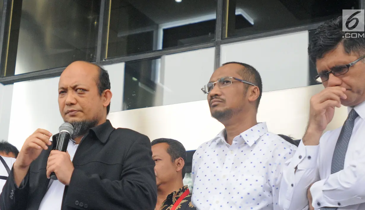 Penyidik senior KPK Novel Baswedan (kiri) memberi keterangan saat kedatangannya ke Gedung KPK, Jakarta, Kamis (22/2). Akibat insiden itu menyebabkan mata kiri Novel buta, sementara mata kanannya harus memakai lensa. (Liputan6.com/Herman Zakharia)
