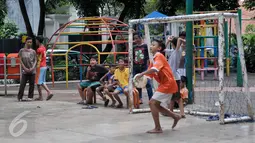 Sejumlah anak bermain sepak bola di RPTRA Amir Hamzah, Pengangsaan, Menteng, Jakarta Pusat, Rabu (1/3). Pemprov DKI Jakarta ajak kembali pihak swasta berkontribusi membangun RPTRA melalui program CSR. (Liputan6.com/Yoppy Renato)