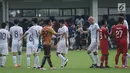 Pemain Timnas Jepang U-19 bersalaman dengan pemain Persika usai uji tanding di Lapangan B Kompleks GBK, Jakarta, Selasa (27/3). Persika kalah 2-3 dari Jepang U-19. (Liputan6.com/Helmi Fithriansyah)