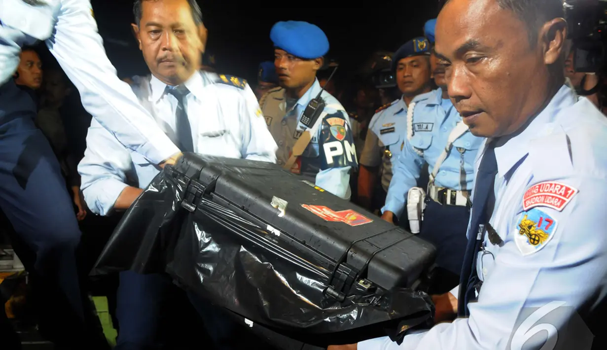Petugas membawa Cockpit Voice Recorde (CVR) ke dalam pesawat Boeing milik TNI AU yang akan dibawa ke Jakarta di Lanud Iskandar, Pangkalan Bun, Kalteng, Selasa (13/01/2015).(Liputan6.com/Andrian M Tunay)