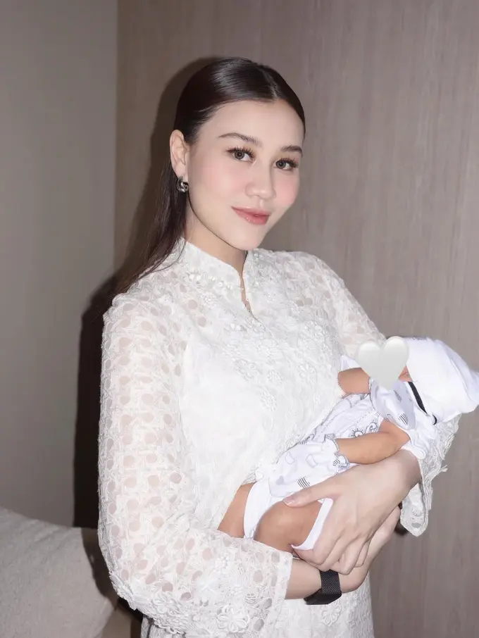 Potret Cantik Aaliyah Massaid Gelar Aqiqah Baby Arash, Pancarkan Aura Keibuan dengan Makeup Flawless