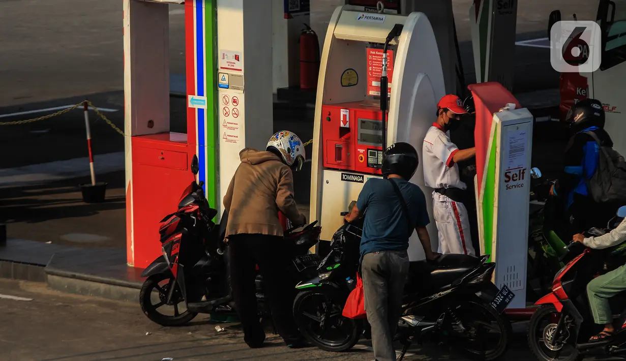Warga melakukan pengisian bahan bakar minyak (BBM) di SPBU Kelapa Dua, Jakarta , Kamis (14/4/2022). Pemerintah memberi sinyal akan menaikkan harga Pertalite dan solar. Hal ini menjadi langkah pemerintah dalam menghadapi dampak kenaikan harga minyak mentah dunia. (Liputan6.com/Johan Tallo)