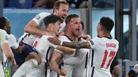 Gelandang Timnas Inggris, Jordan Henderson, merayakan gol yang dicetaknya ke gawang Ukraina pada laga perempat final Euro 2020, Minggu (4/7/2021) dini hari WIB. (AFP/Alberto Pizzoli)