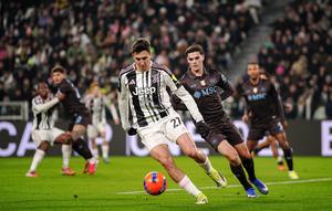 Pemain Juventus, Andrea Cambiaso (tengah), berebut bola dengan pemain Napoli, Eljif Elmas, dalam pertandingan Liga Italia di Alliaz Stadium, Italia, Senin (26/1/2026). (Marco Alpozzi/LaPresse via AP)