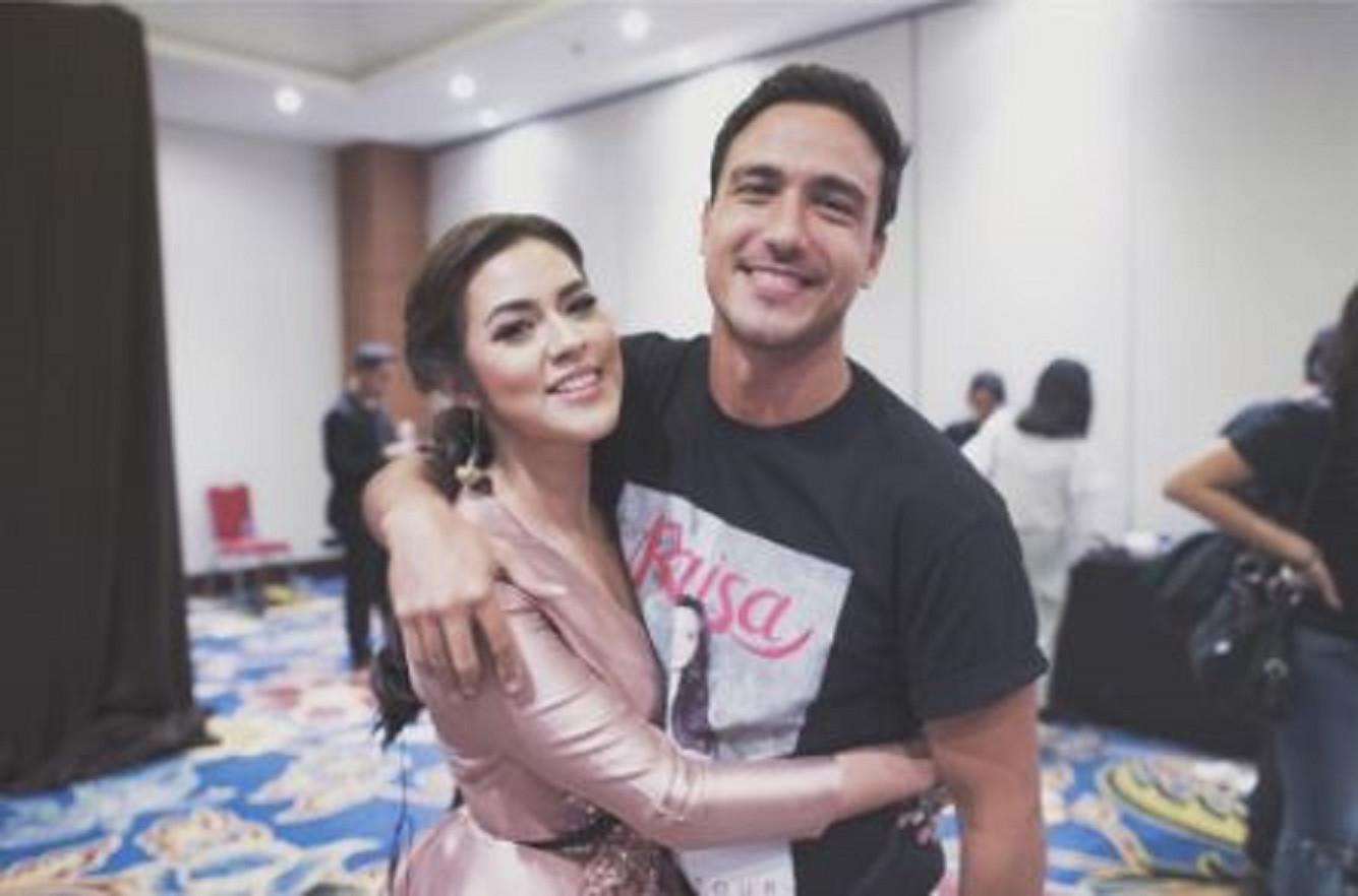 Raisa mengunggah foto kemesraannya dengan Hamish Daud (Instagram/@raisa6690)