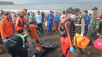 Tim SAR gabungan telah berhasil mengevakuasi 33 penumpang, antara lain 29 orang selamat dan empat orang meninggal dunia, dari tragedi kapal tenggelam di Selat Bali. (Liputan6.com/ Dian Kurniawan)