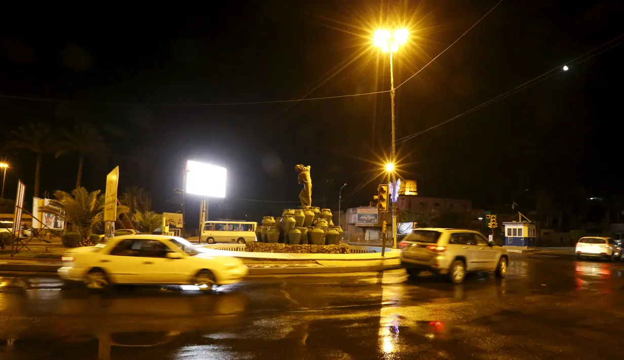 Jalan-jalan di Irak terlihat ramai saat waktu sahur, Irak, Kamis (9/7/2015). Setelah hampir 10 tahun tak boleh keluar malam, kini warga Irak bisa sahur bersama di Kafe. (Reuters/ Thaier Al-Sudani)