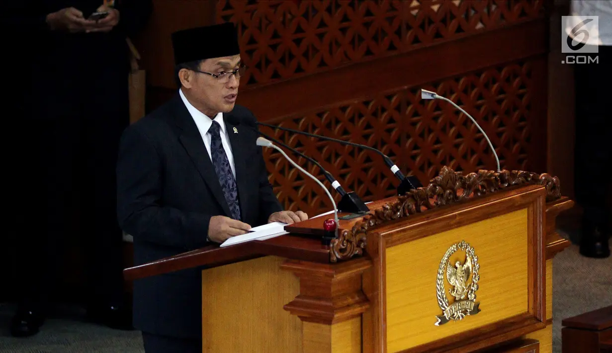 Ketua Pansus RUU Antiterorisme M Syafii melaporkan hasil pembahasan RUU saat Rapat Paripurna di Jakarta, Jumat (25/5). Rapat Paripurna DPR resmi menyetujui RUU Nomor 15 Tahun 2003 tentang Terorisme menjadi UU. (Liputan6.com/JohanTallo)