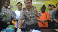 Kapolres Malang Kota, AKBP Hoiruddin Hasibuan menunjukkan barang bukti pelaku penipuan online dengan tersangka seorang guru SD (Zainul Arifin/Liputan6.com)