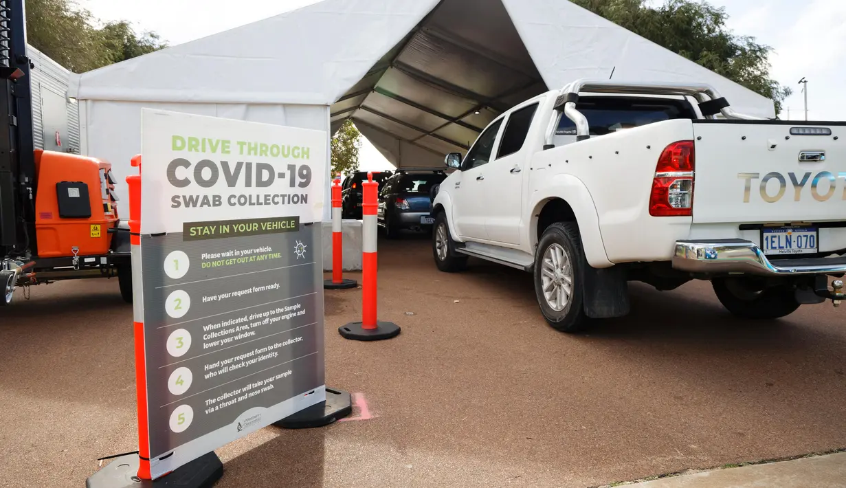 melakukan lockdown. (AFP/Trevor Collens)
Kendaraan terlihat mengantre di stasiun pengujian Covid-19 drive-through di Perth (29/6/2021). Beberapa kasus positif virus corona Covid-19 telah menyebabkan empat hari penguncian wilayah metropolitan Perth. (AFP/Trevor Collens)