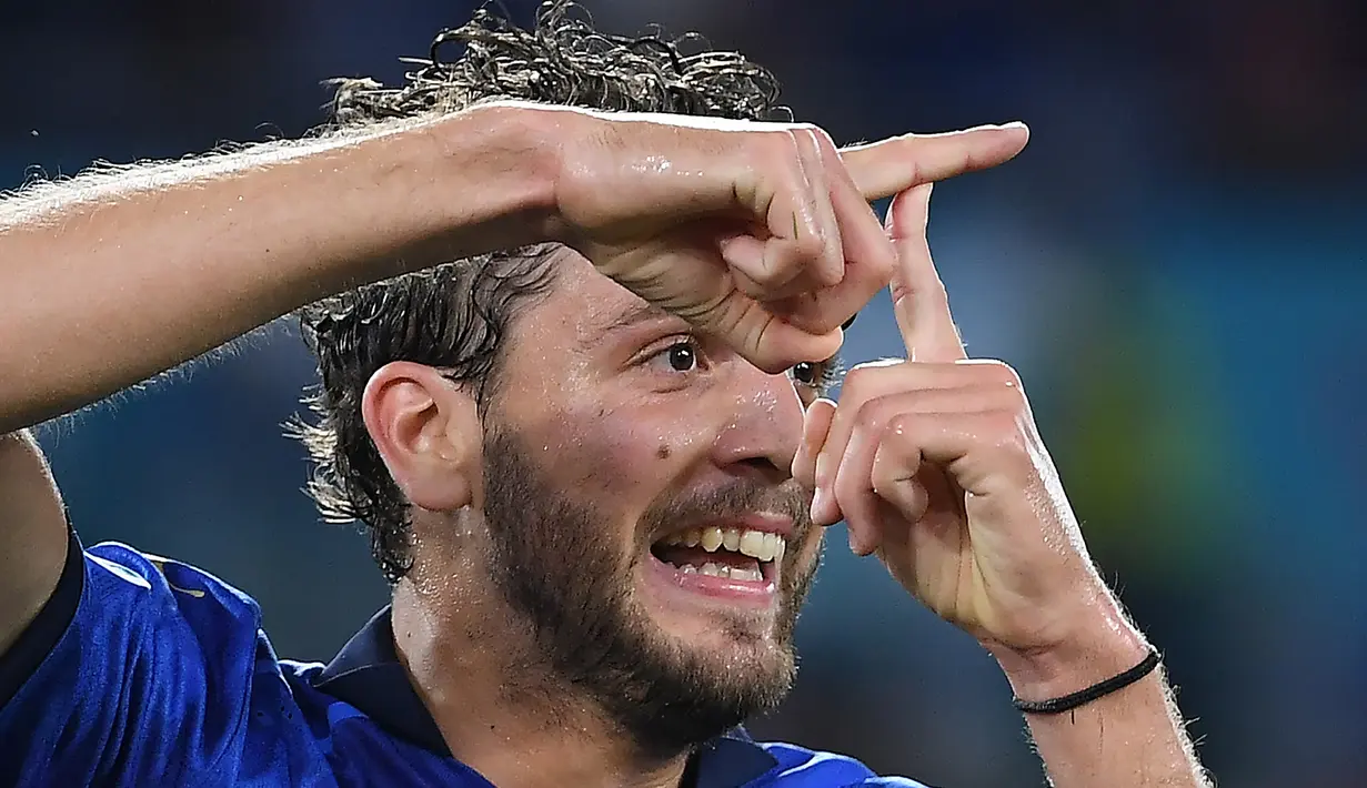 Pada menit ke-26 Italia akhirnya benar-benar unggul 1-0 melalui gol gelandang Manuel Locatelli yang menyontek bola dari umpan Domenico Berardi di sisi kanan. (Foto: AFP/Pool/Ettore Ferrari)
