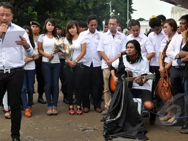 Vicky Prasetyo dan Charli saat 'Aksi Maha Damai' di depan Istana Negara terkait kasus KPK vs Polri bersama Komunitas Anak Bangsa, Jakarta, Selasa (3/2/2015). (Liputan6.com/Panji Diksana)