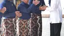 Presiden Joko Widodo bersalaman dengan abdi dalem saat tiba di Keraton Yogyakarta, Jumat (28/9). Dalam santap pagi tersebut, Jokowi dan Sri Sultan HB X berbicara mengenai banyak hal, mulai dari cucu hingga urusan kebangsaan. (Liputan6.com/HO/Biropers)