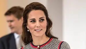Kate Middleton saat acara pembukaan pameran di Victoria and Albert Museum di London, Kamis (29/6). Busana merek Gucci yang dipilih Kate itu berwarna abu-abu berbahan wol sutra seharga US$2.700 atau setara Rp36 juta. (AP Photo/Alastair Grant)