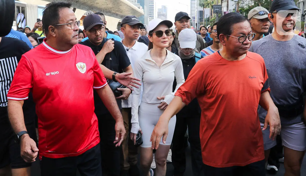 Pasangan bakal calon gubernur dan bakal calon wakil gubernur Jakarta, Pramono Anung-Rano Karno mendatangi area CFD di kawasan Bundaran HI, Jakarta Pusat,  Minggu (8/9/2024). (Liputan6.com/Herman Zakharia)