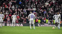 Reaksi para pemain Real Madrid setelah Athletic Bilbao mencetak gol dalam perempat final Copa del Rey di San Mames, Jumat (4/2/2022) dinihari WIB. Real Madrid tersisih dari Copa del Rey setelah kalah 0-1 dari Athletic Bilbao. (AP Photo/Alvaro Barrientos)