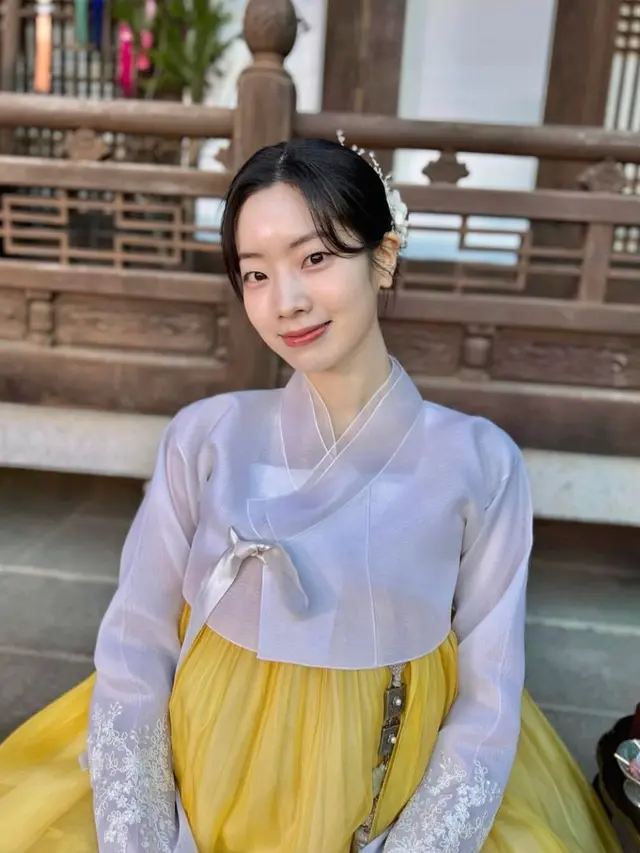 Potret dahyun pakai hanbok kuning. (credit:instagram.com/dahhyunnee)