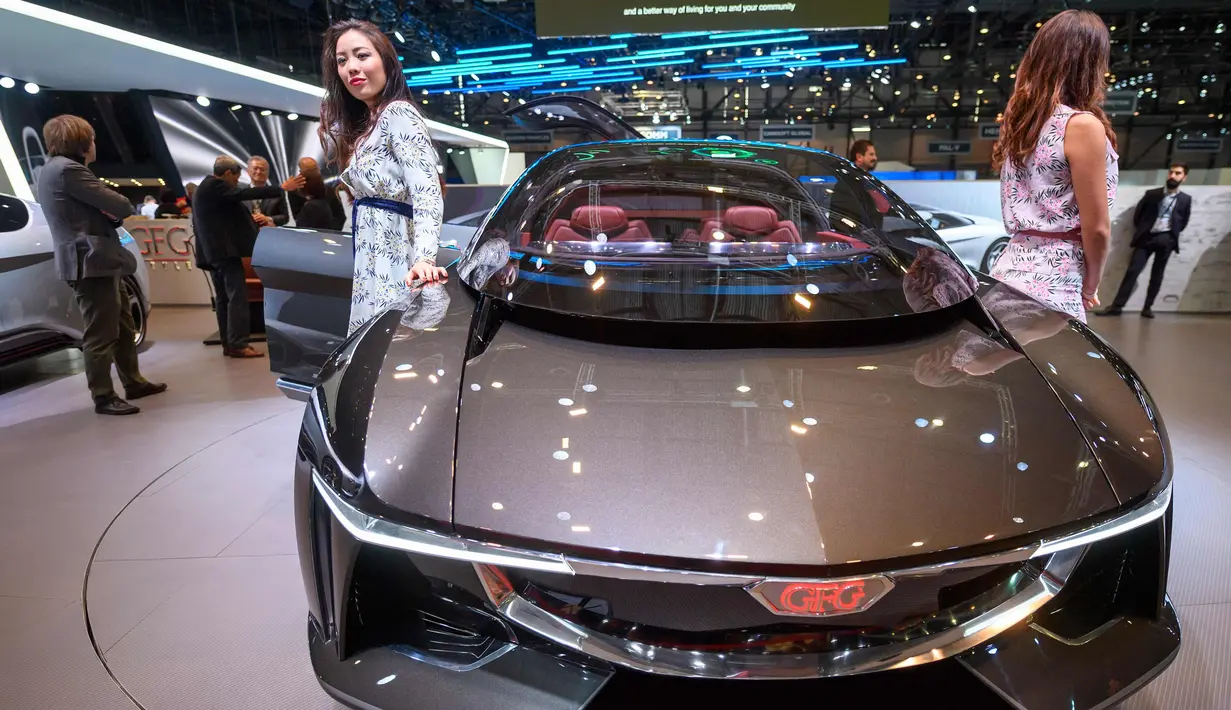 Dua model berpose di samping mobil konsep GFG Style Sybilla selama Geneva International Motor Show ke-88 di Jenewa, Swiss (6/3). Pameran otomotif ini berlangsung dari 8 sampai 18 Maret 2018. (Martial Trezzini / Keystone via AP)