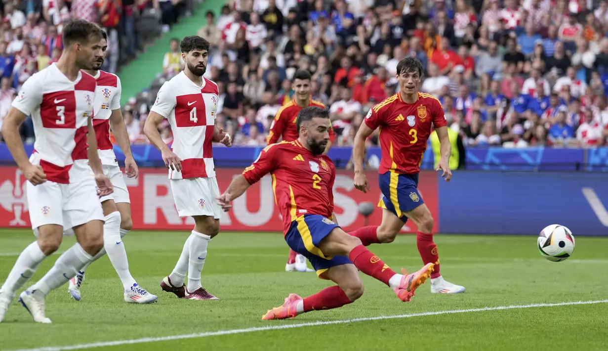 Bek Timnas Spanyol, Dani Carvajal mencetak gol ketiga timnya ke gawang Timnas Kroasia pada laga Grup B Euro 2024 di Olympiastadion, Berlin, Jeman, Sabtu (15/6/2024). (AP Photo/Sergei Grits)