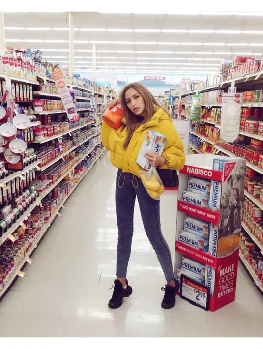 Seperti yang satu ini misalnya, saat ini Jedar tampak sedang di pusat perbelanjaan. Tampak warna rambut Jedar yang berubah, rambut panjangnya yang hitam kini berwarna blonde dan lurus. (Instagram/inijedar)